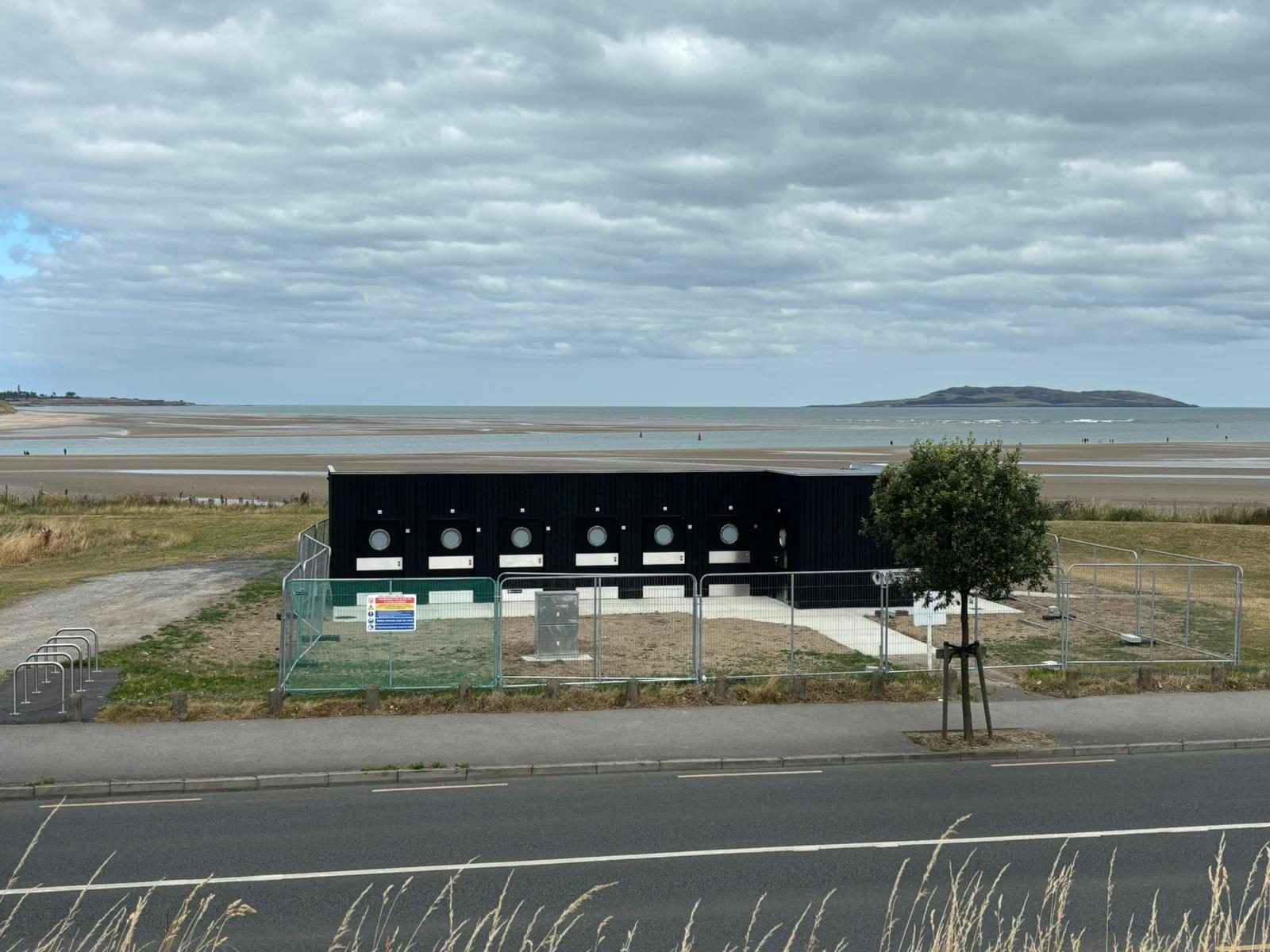 Coastal amenity building in its setting